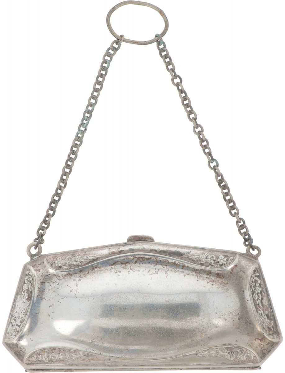 Ball bag silver plated. 流线型的模型，有花卉浮雕装饰和链条。20世纪，标记。O E. PNS, - 有使用的痕迹。110克，镀银。尺寸。&hellip;