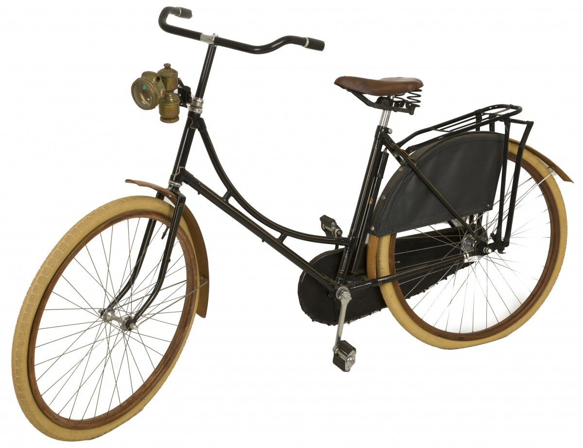 A ladies bicycle with wooden rims and fenders, Holland, 20th century. Avec lampe&hellip;