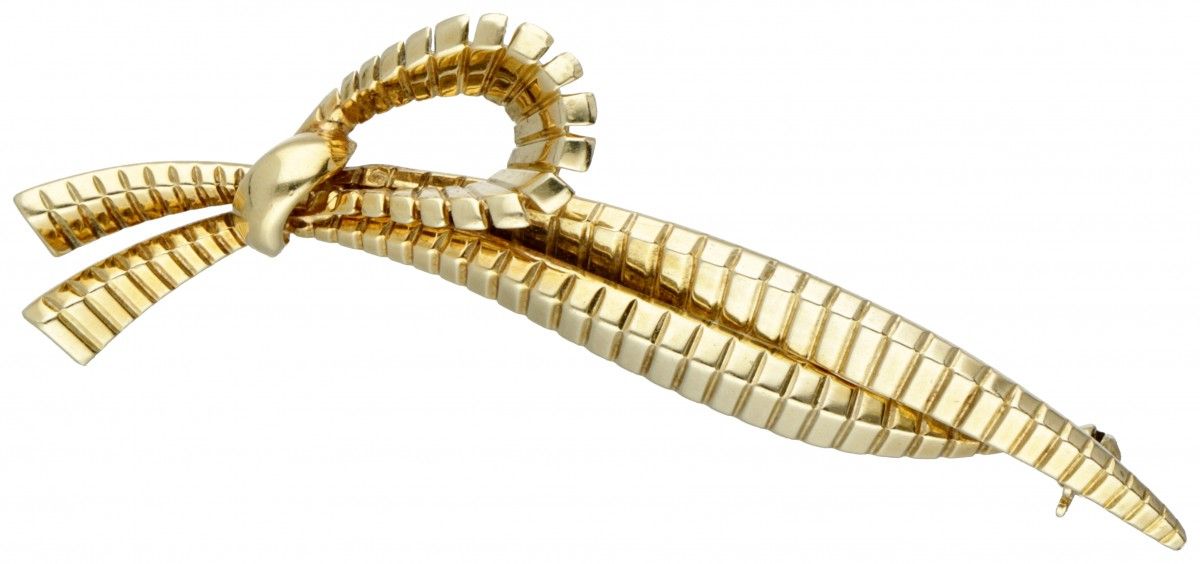 14K. Yellow gold bow-shaped brooch. Poinçons : 585, KJ, G. Lxl : 3,2 x 5,5 cm. P&hellip;