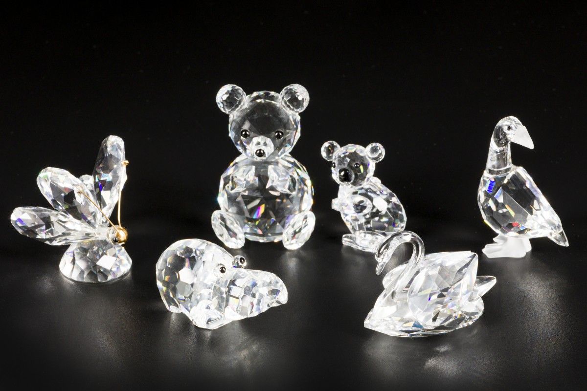 (6) piece lot Swarovski miniatures 包括：河马、蝴蝶、鹅、泰迪熊、天鹅和考拉熊，配有原包装盒，状况不一。估计：10-50欧元
