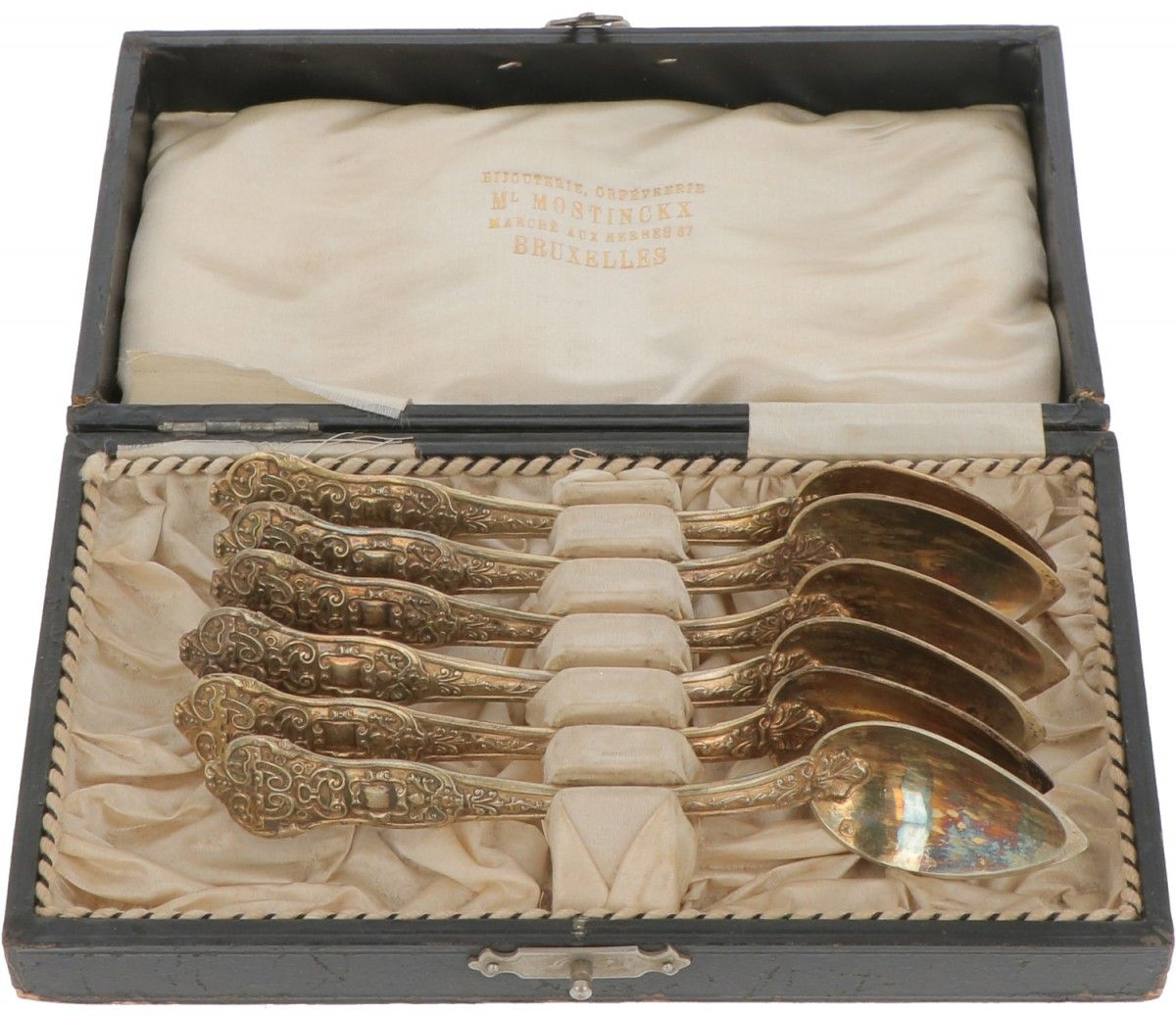 (6) Piece set of silver coffee spoons. Modellato, con ricche decorazioni e cassa&hellip;