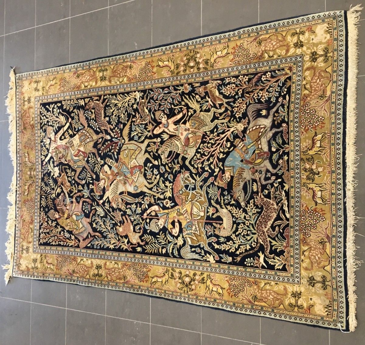 A Persian rug with hunting scene, Iran, 20th century. 
Highlights en soie avec l&hellip;