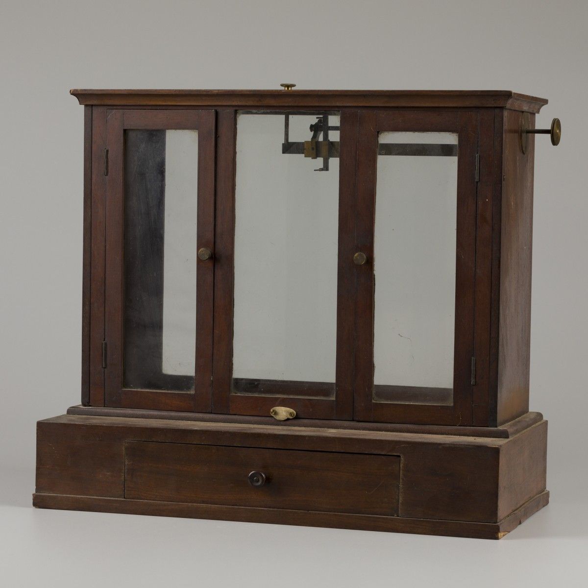 A mahogany veneered apothecary scale with drawer, ca. 1950. Balances et poids ma&hellip;