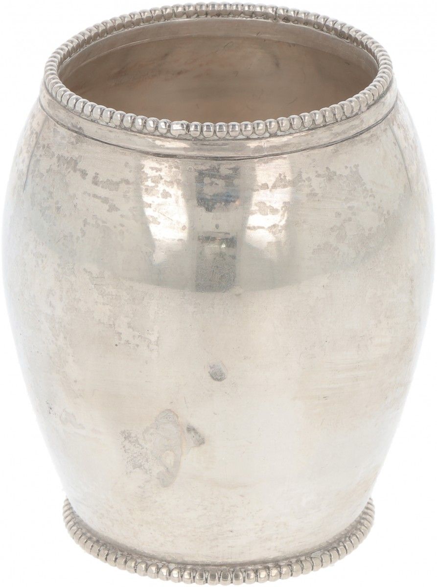 Spoon vase silver. 凸面模型，边缘有珍珠装饰。荷兰，乌得勒支，Stichtse Fabriek van Goud- en Zilverware&hellip;