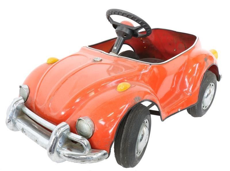 Pedal car Volkswagen Beetle 充满细节的金属模型。播放损坏，后灯丢失。估计：220-350欧元