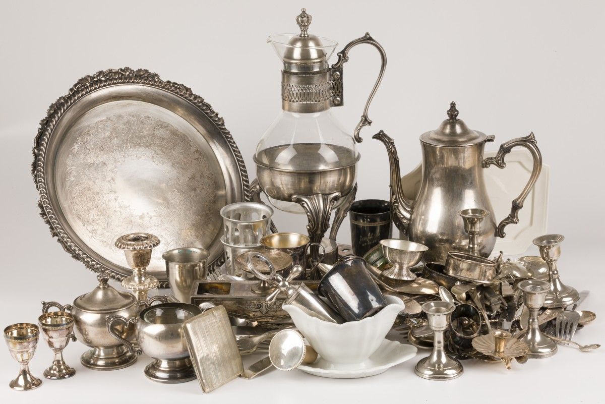 Large lot of various silver-plated objects Composto da a.O.: servizio da caffè, &hellip;