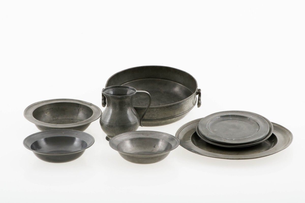 A set of various pewter utensils, Dutch, 19th / 20th century. Incluye (4) platos&hellip;