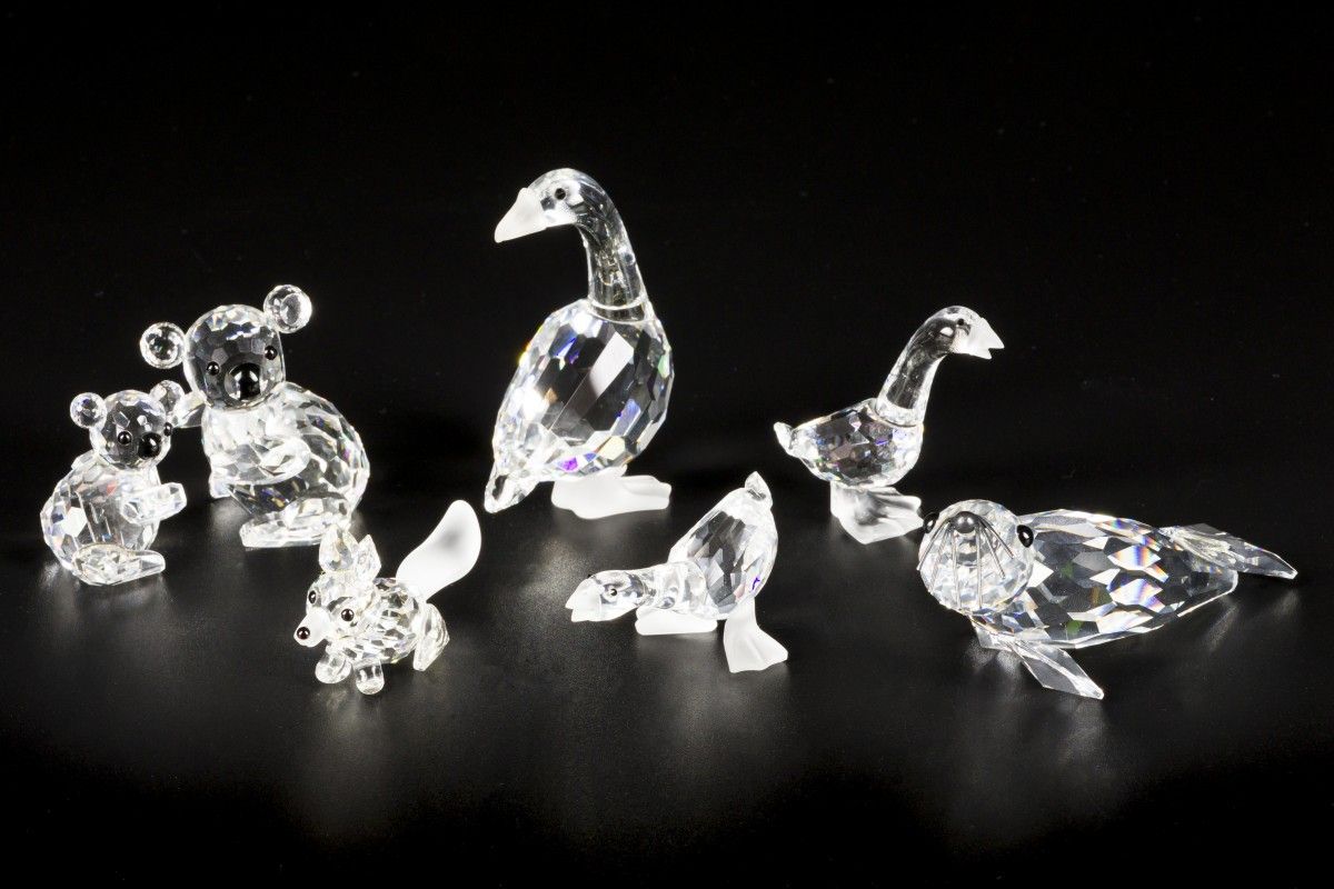 (7) piece lot Swarovski miniatures 包括：一只狐狸，各种鹅，考拉和一只海豹。完整的原始盒子，处于不同的状态。估计：10-50欧&hellip;