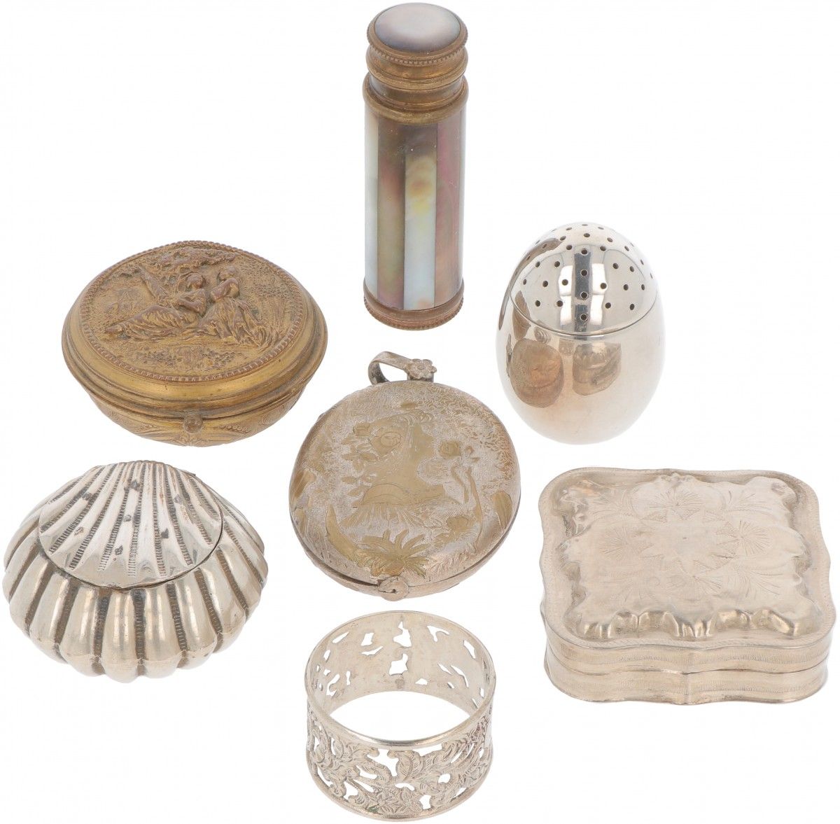 (7) piece lot miscellaneous silver. 包括各种盒子，洒盐器，煤球盒，指环和一个Jugendstil镜子盒（几件青铜和镀银）。法&hellip;