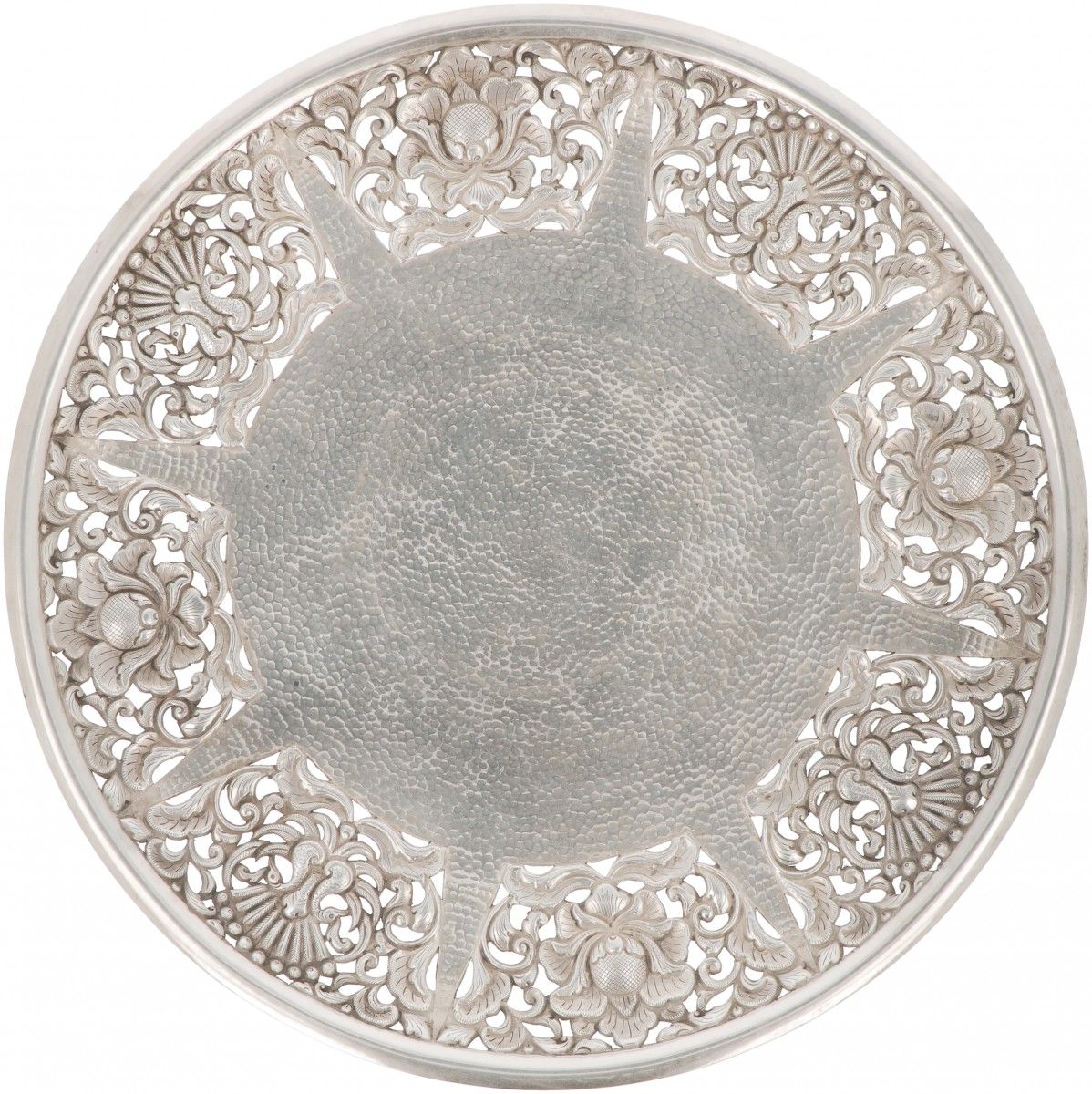 Fruit bowl silver. Modèle rond sur pied à décor traditionnel ajouré avec détails&hellip;