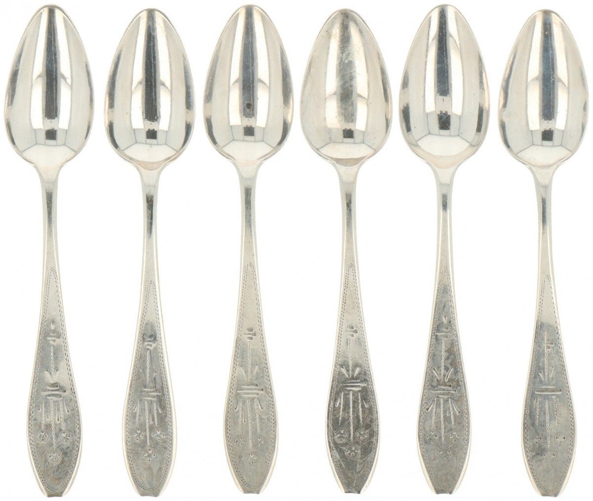 (6) piece set coffeespoons silver. Agrémenté de beaux motifs gravés. Pays-Bas, 1&hellip;