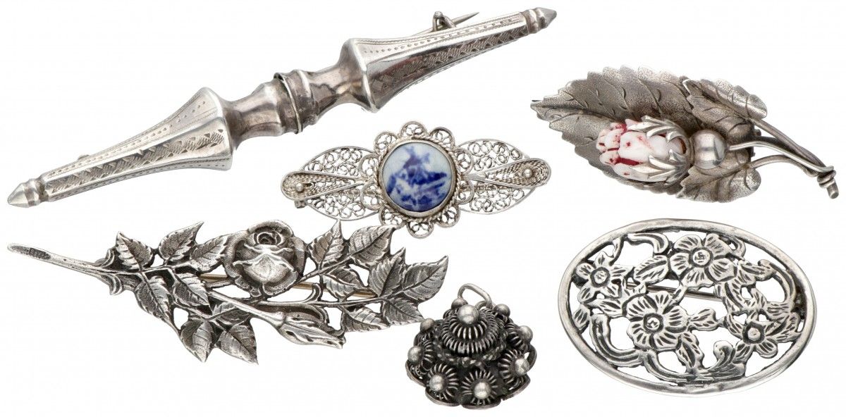 Lot comprising 5 silver antique brooches and a 'Zeeland knot' pendant - 835/1000&hellip;
