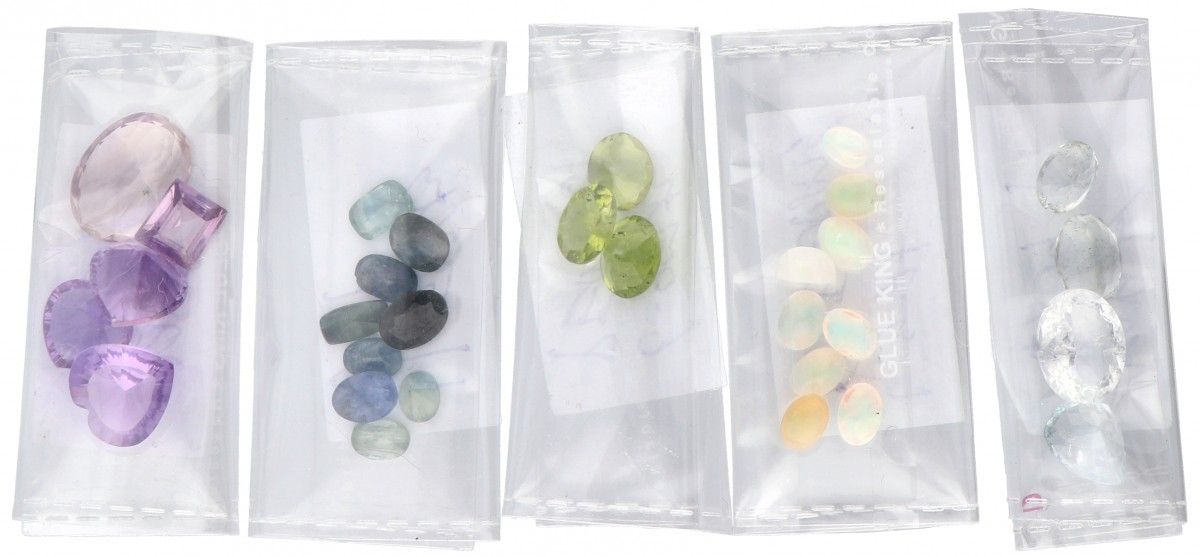 Lot with various cut gemstones including sapphire, peridot, amethyst, welo opal &hellip;