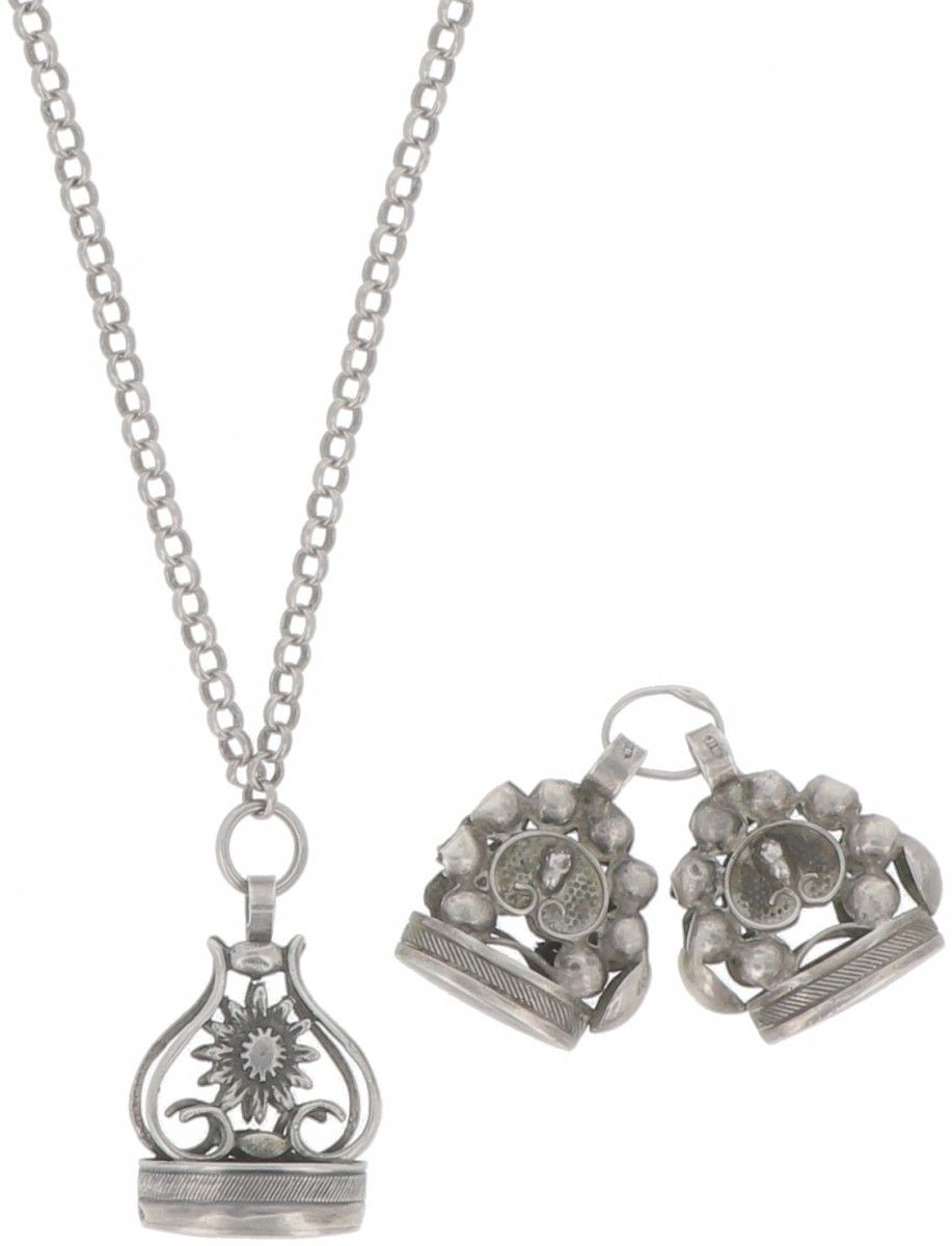 Necklace with 3 cachets of silver. Composé d'une chaîne avec cachet et d'un ense&hellip;