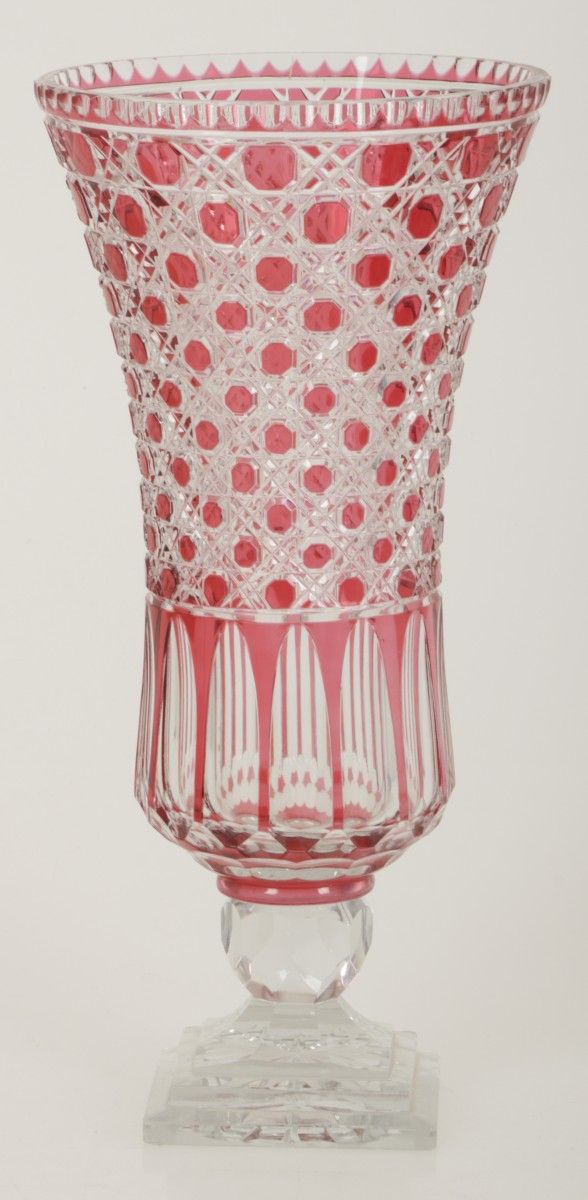 A cut crystal vase. Mid. 20th century. 测量。43 x 21厘米。底部有轻微的边缘损坏。估计：40 - 80欧元。