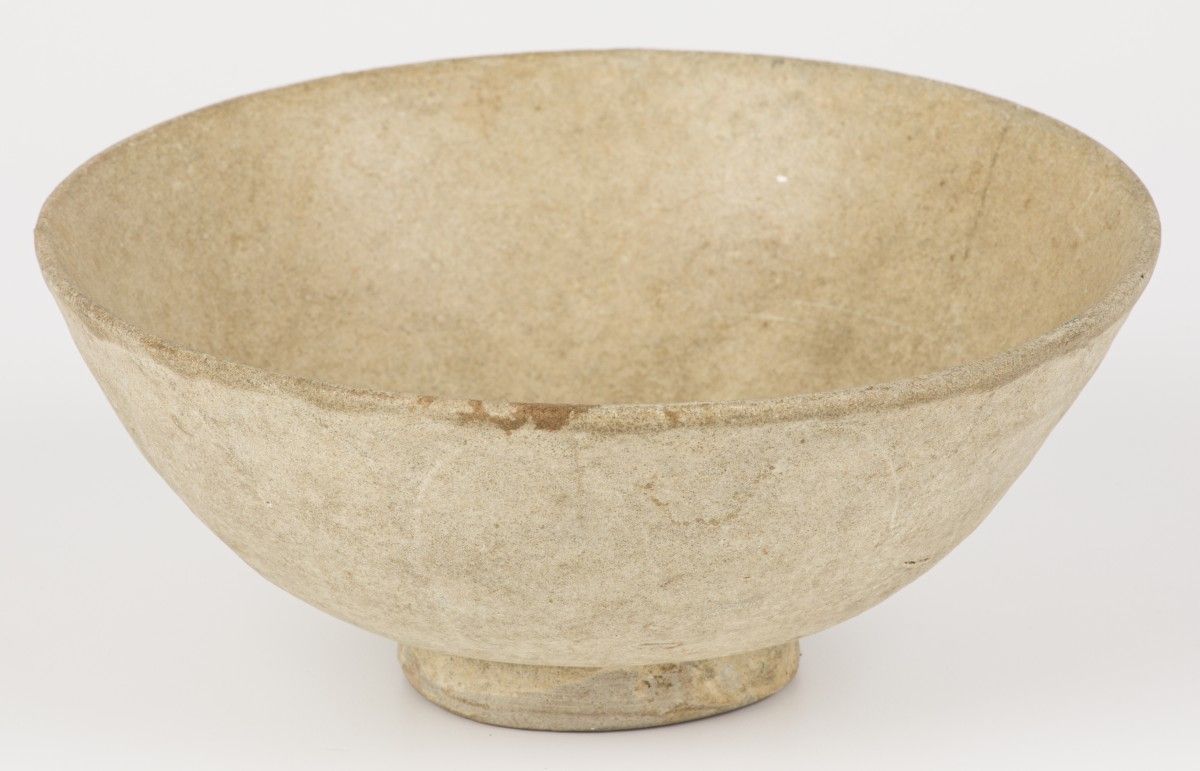 A stoneware bowl. 19th century? null