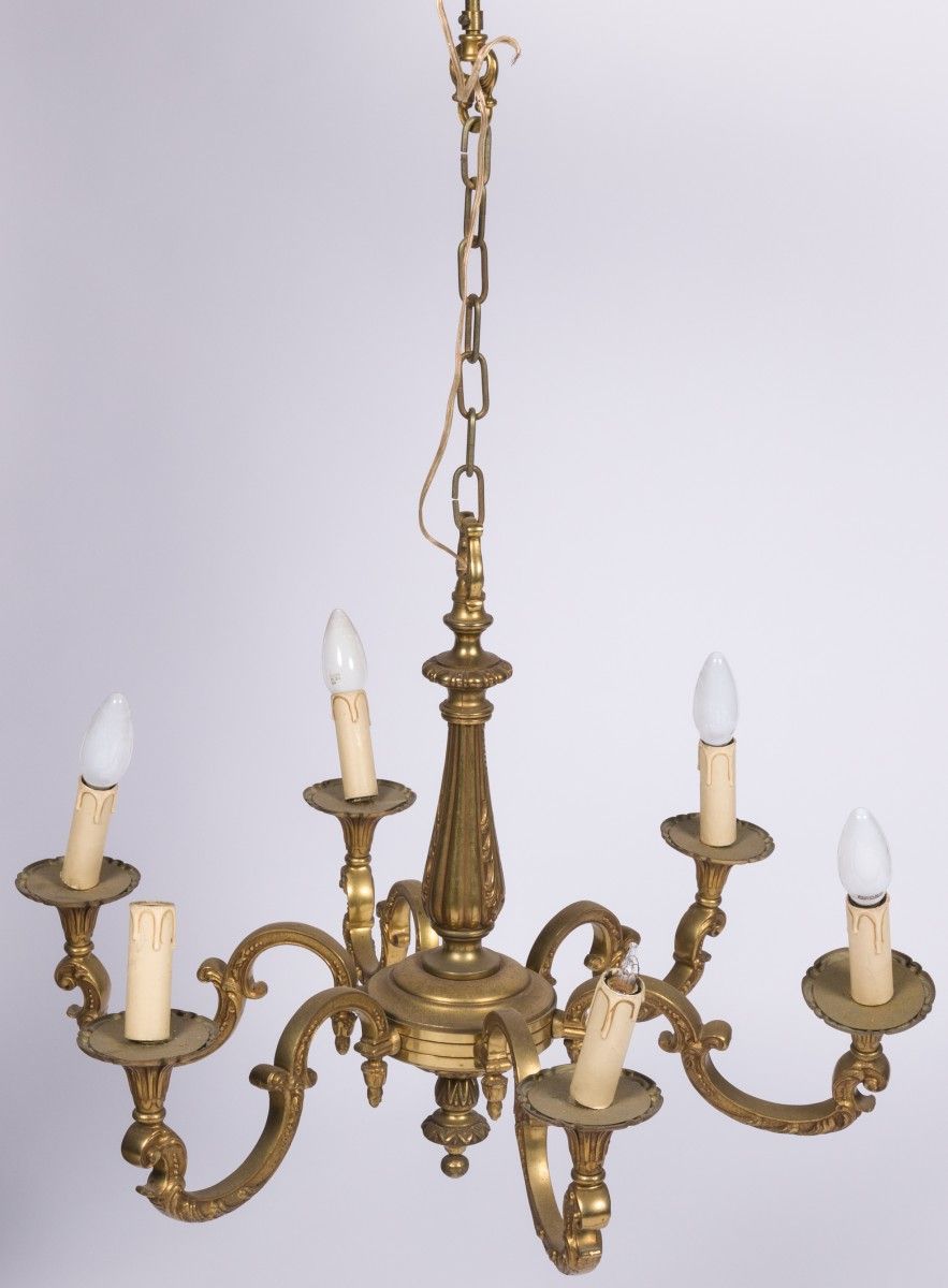 A brass pendant chandelier, Dutch, 20th century. Six lumières et avec fausses bo&hellip;