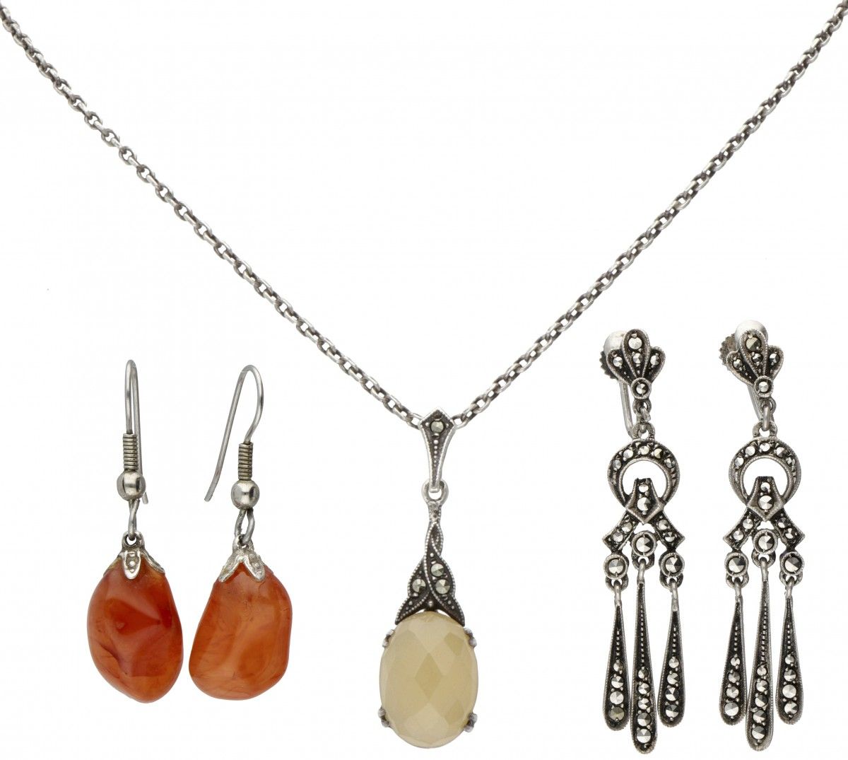 Lot comprising two pairs of silver earrings and a necklace with pendant - 835/10&hellip;