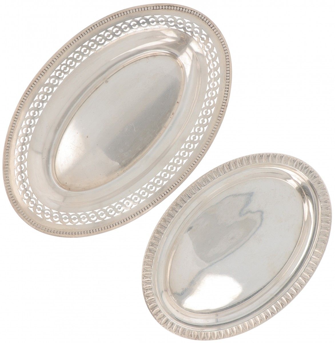 (2) piece lot of silver dishes. Modelli di forma ovale, 1 traforato. Francia / P&hellip;