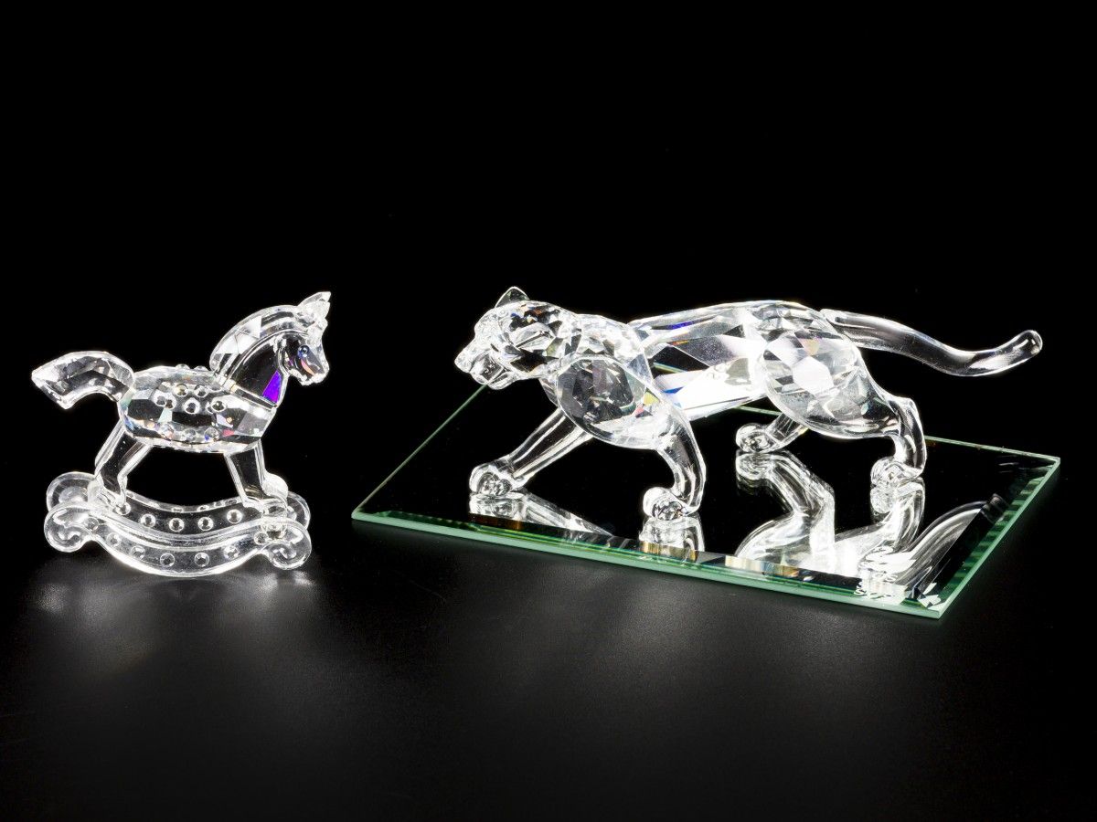 (3) piece lot of Swarovski miniatures 包括一个摇摆的马，猎豹和一个镜子托盘。估计：10-40欧元。