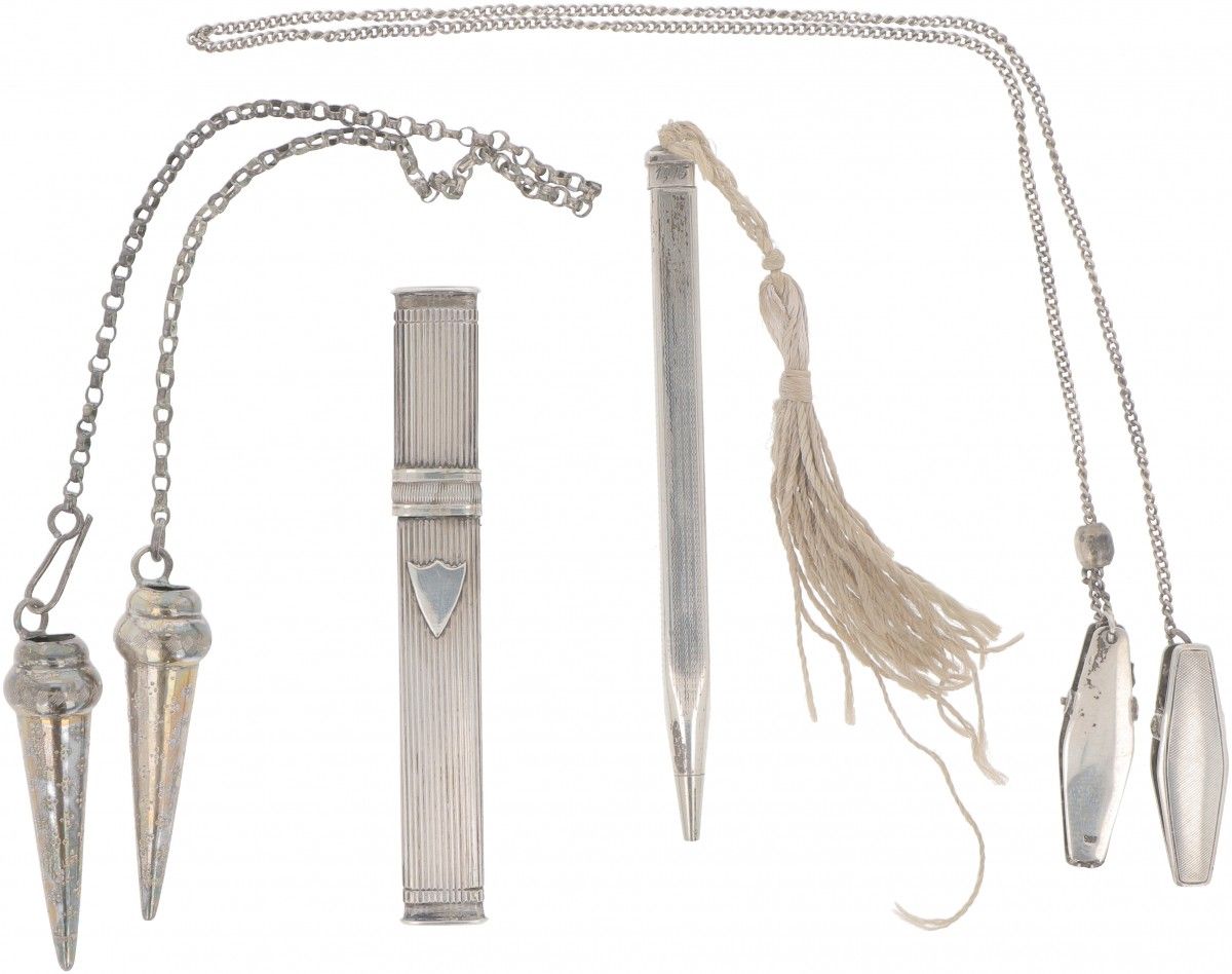 (4) piece lot miscellaneous silver. 由一套编织帽、机械铅笔、针盒和餐巾链组成。荷兰，20世纪，印记。各种印记 - 有磨损的痕&hellip;
