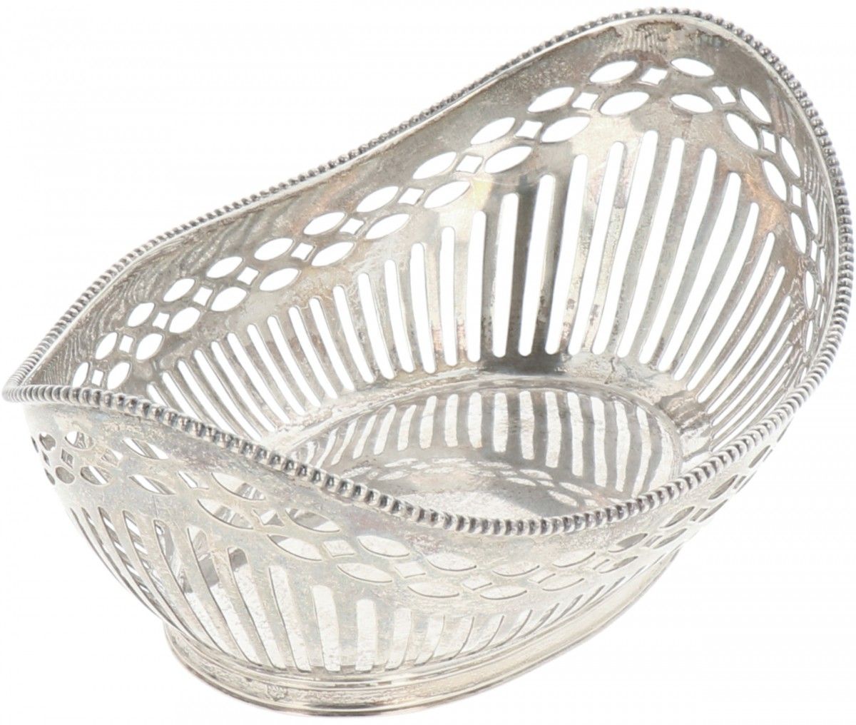 Bonbon or 'sweetmeat' basket silver. Modelo calado con borde perlado soldado. Pa&hellip;