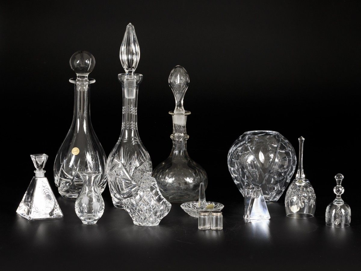 A lot comprised of various crystal objects. Including carafes. Various condition&hellip;