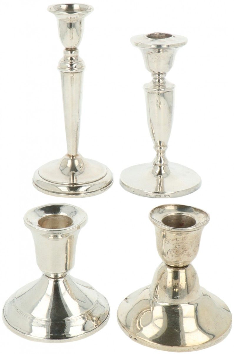 (4) Piece lot of candlesticks silver. Tutti riempiti, in varie misure e disegni,&hellip;