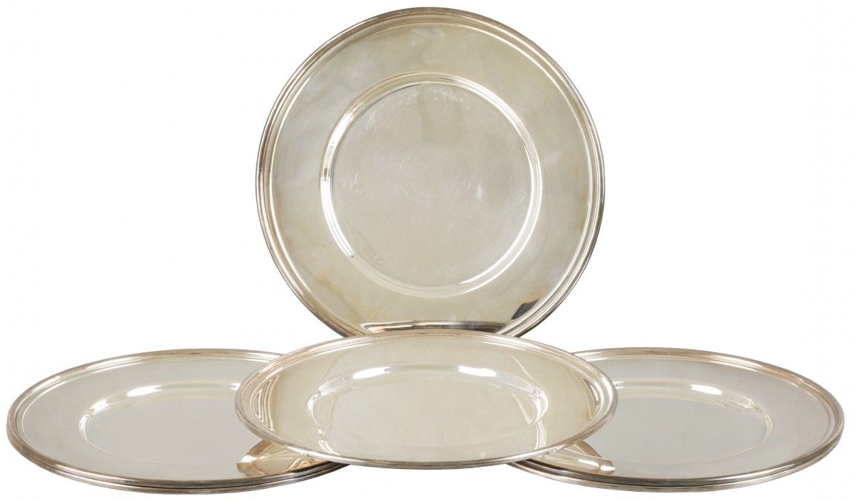 (6) piece set silver-plated bottom plates. 流线型设计，边缘凸起。20世纪，印记：未知制造者标记--划痕。4127克，&hellip;