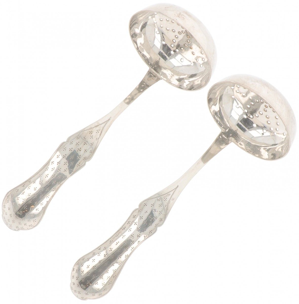 (2) piece set of silver sprinkler spoons. Con decoraciones Biedermeier grabadas.&hellip;