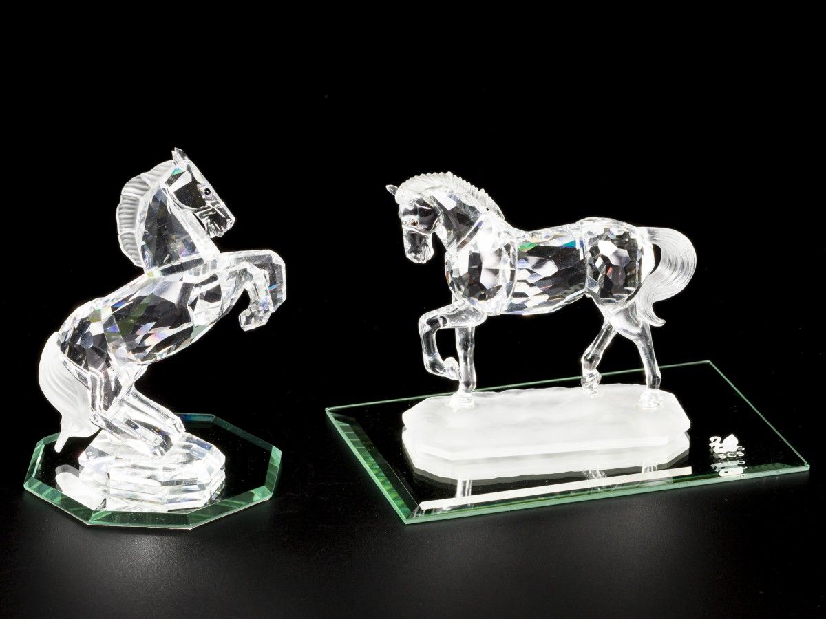 (3) piece lot of Swarovski miniatures 由以下部分组成。2匹马和一个镜台。状况良好。估计：10-40欧元。