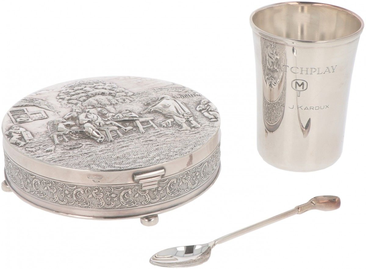 (3) piece lot of silver-plated objects. 由一个珠宝盒，饮水杯和勺子组成。20世纪，印记：90，Zilpla。381克，镀&hellip;
