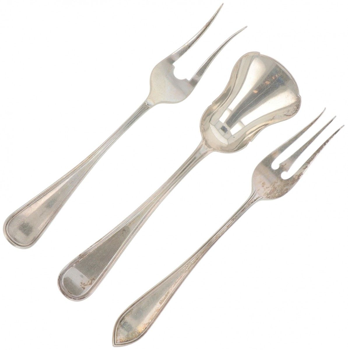(3) piece lot silverware. 由2把肉叉和一个大糖勺组成。荷兰，20世纪，印记。各种印记 - 有磨损的痕迹。58克，835/1000。估计&hellip;