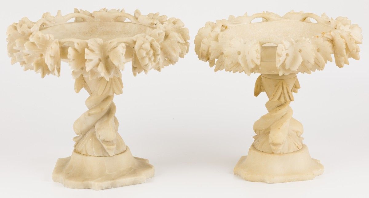 A set comprising (2) alabaster tazza's, Germany, 19th century. Il bordo con fogl&hellip;