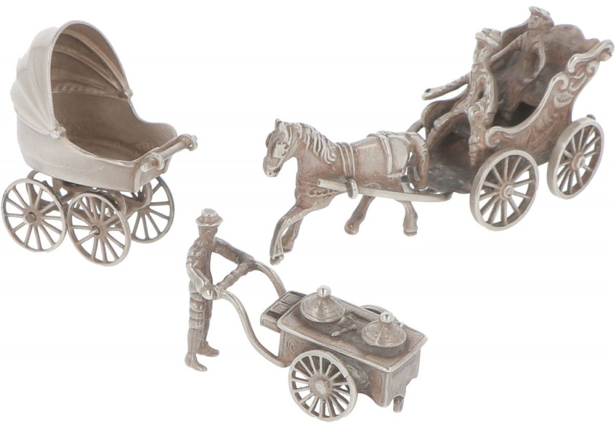 (3) Piece lot miniatures silver. 由马车、冰激凌车和婴儿车组成。各种设计。荷兰，20世纪，印记：各种印记-有磨损的痕迹。79克，&hellip;
