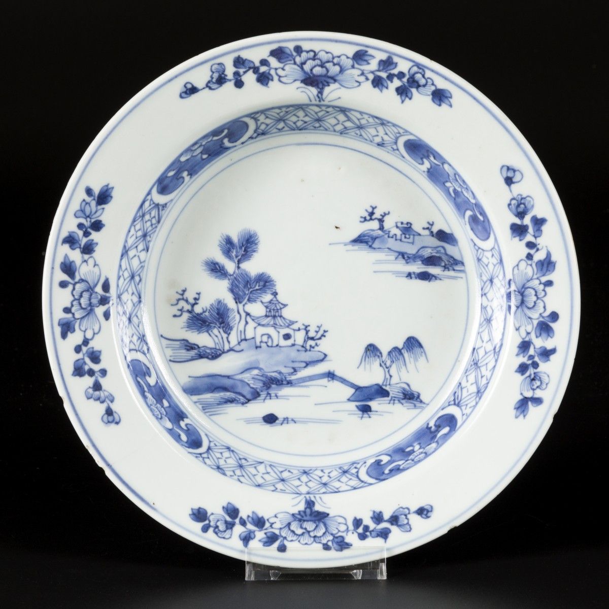 A porcelain plate with landscape decoration, China, Qianglong. 直径23厘米。裂缝和毛边。