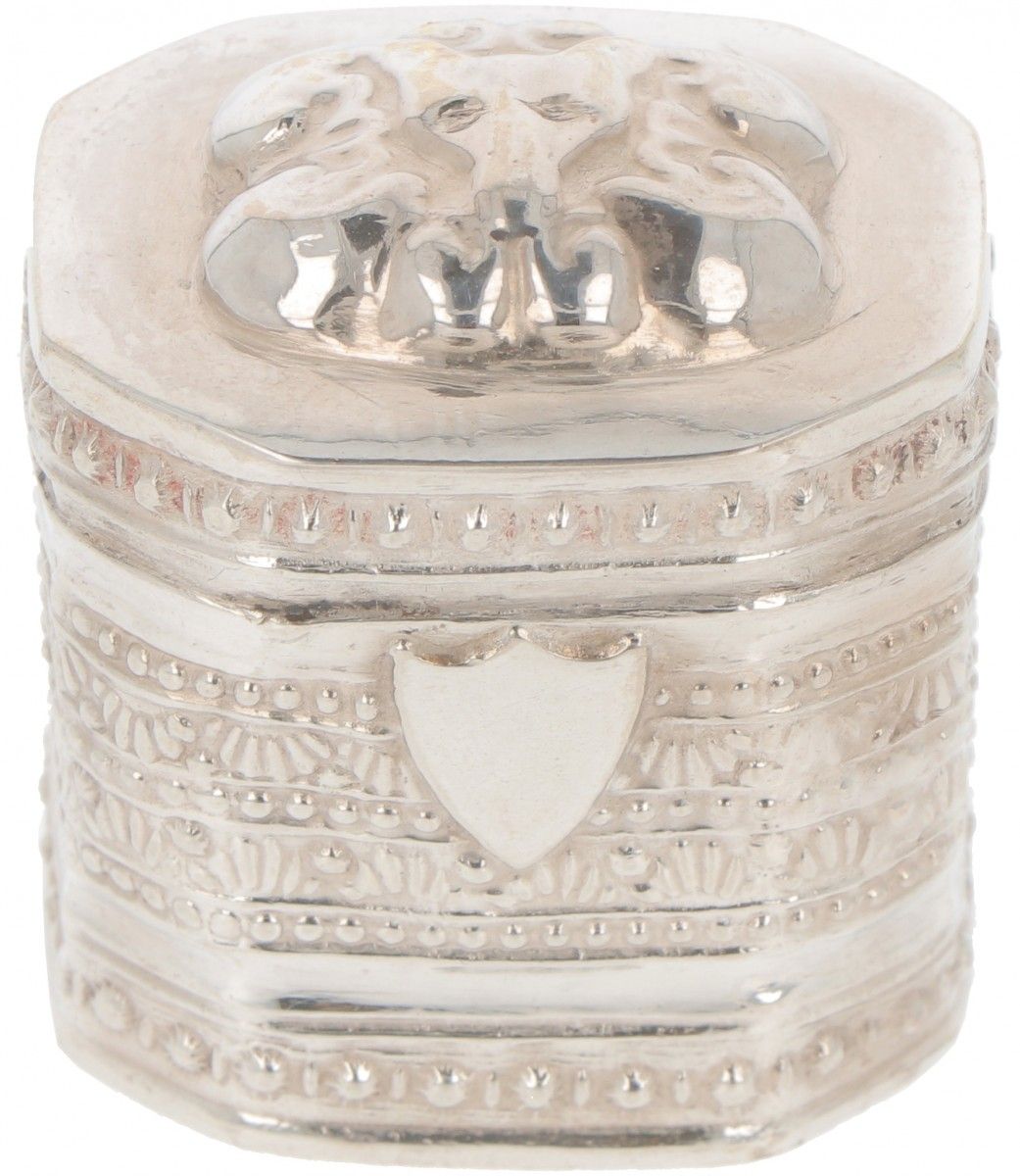 Loderein box silver. Avec décorations en relief et cartouche d'initiales vacante&hellip;