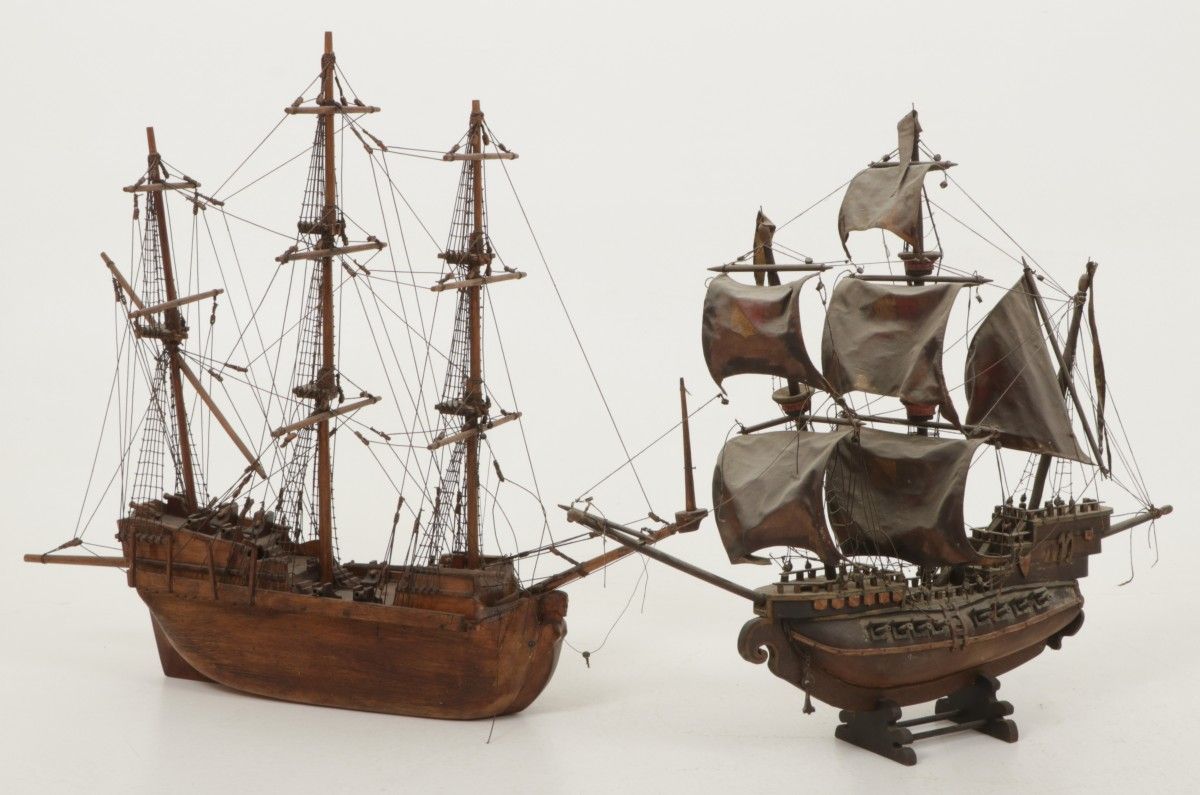 A lot comprised of (2) various model ships, 20th century. Verschiedene Schäden, &hellip;