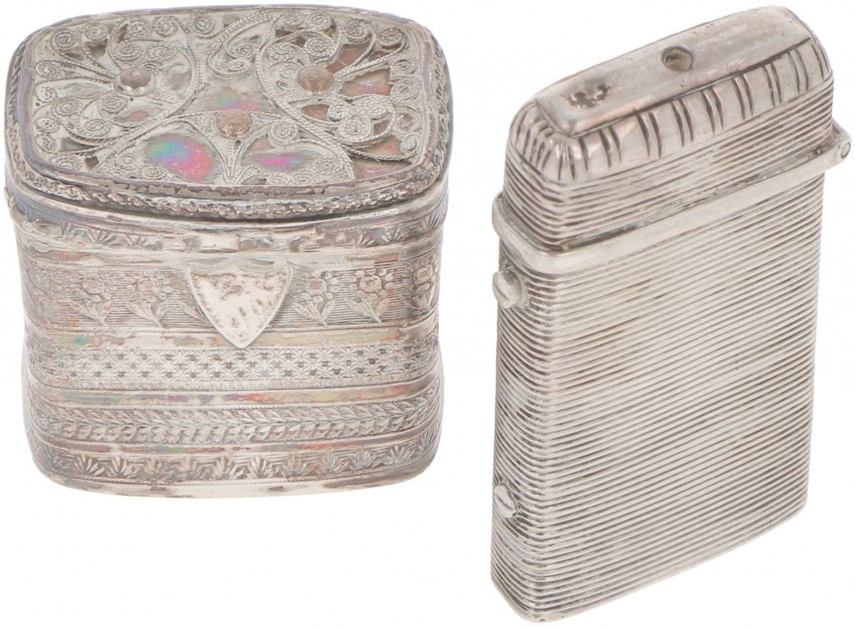 (2) piece lot of silver boxes. 由一个灶具盒和一个洛德雷恩盒组成。荷兰，19/20世纪，印记。各种印记，-有磨损和凹陷的痕迹。42&hellip;