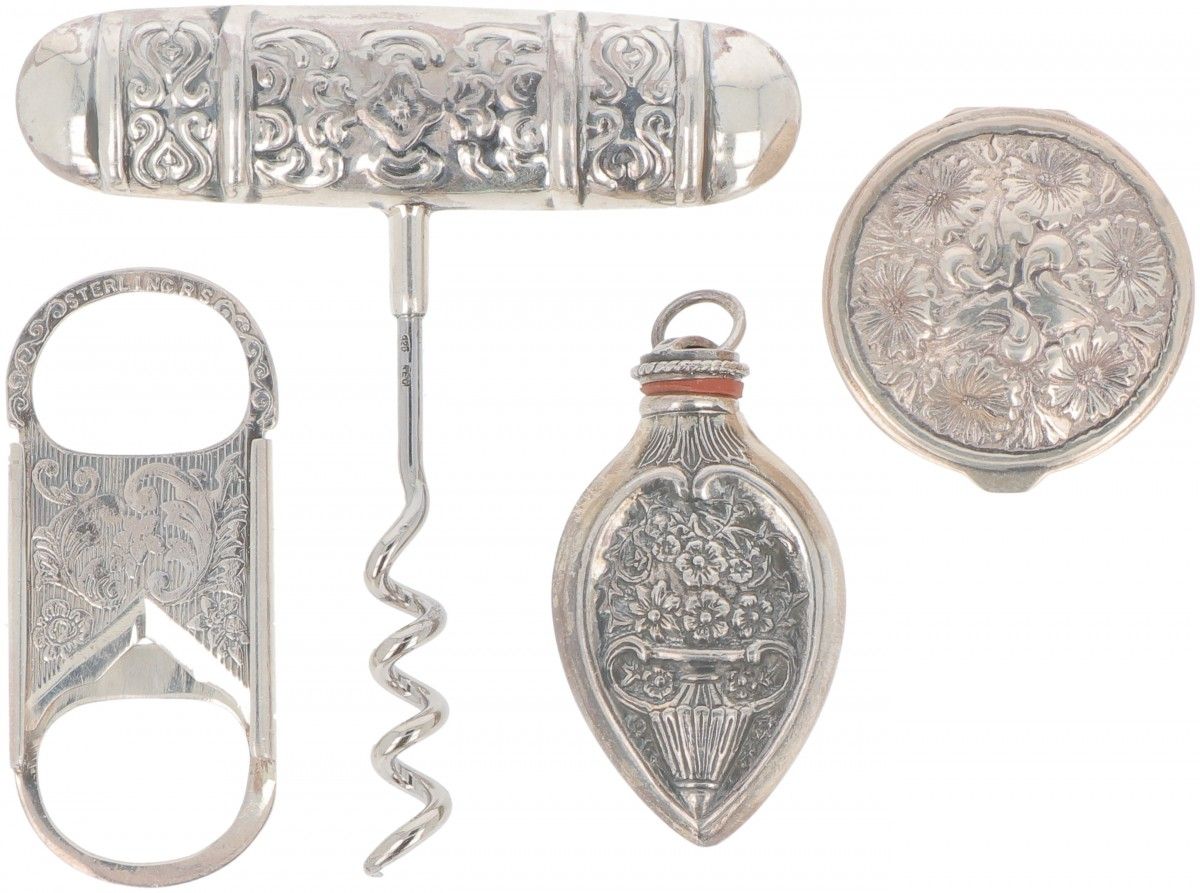 (4) piece lot miscellaneous silver. Composto da un cavatappi, un tagliasigari, u&hellip;