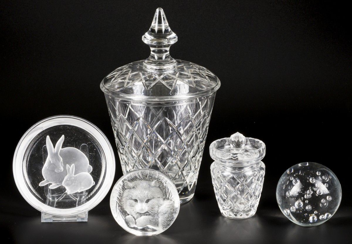 A lot comprising (5) various glass and crystal objects a.W. A crystal Val St. La&hellip;