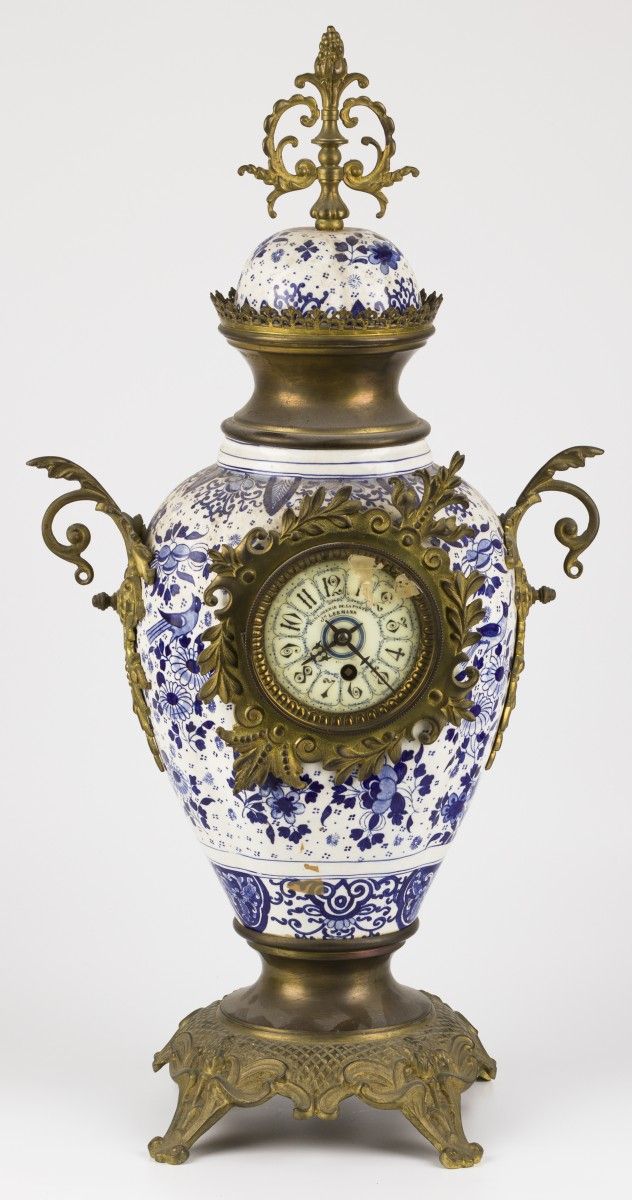 An earthenware vase pendulum with brass fittings, Dutch, ca. 1900. Avec des déco&hellip;