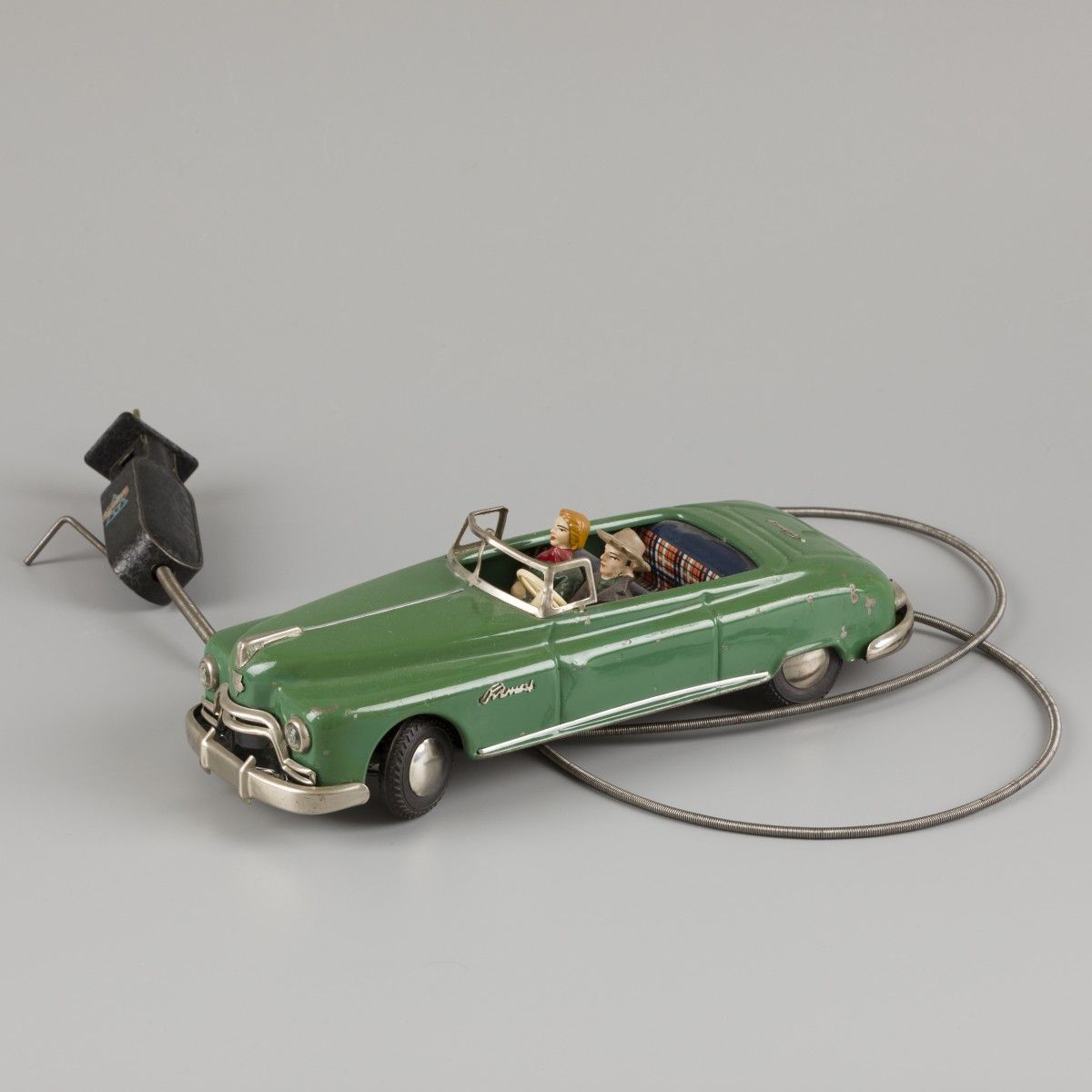 Arnold cable remote control tin toy car 完整的两个乘客，状态良好。估计：120 - 180欧元。