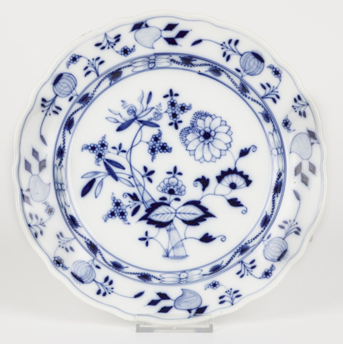A porcelain plate with Zwiebelmuster decoration. Meissen, 1st half 20th century.&hellip;