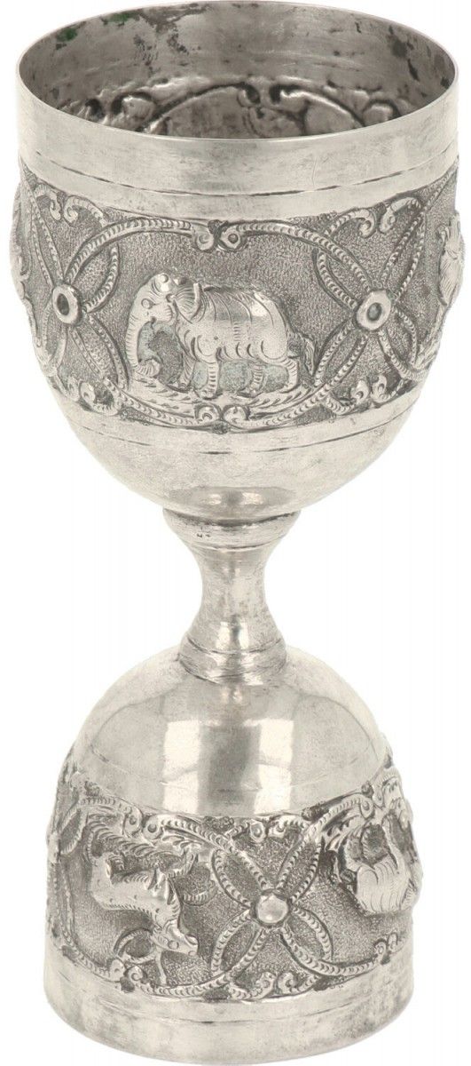 Measuring cup BLA. Mit geformten Tierfiguren, darunter ein Elefant. 20. Jahrhund&hellip;