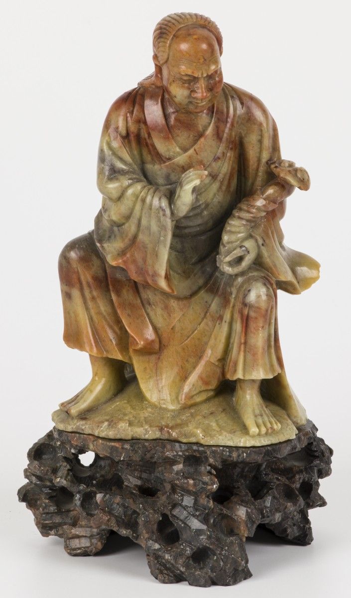 A soapstone sculpture of a scholar, China, 1st half 20th century. 安装在一个雕刻的石头底座上。