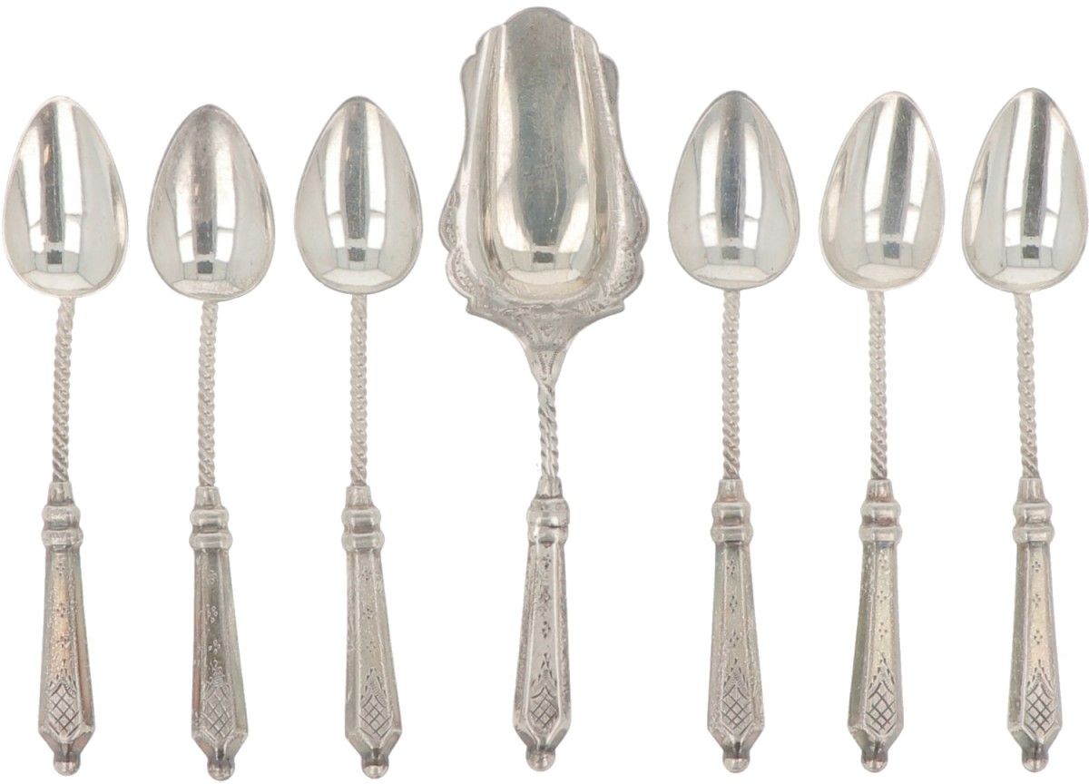 (7) piece set of coffee spoons & sugar scoop, silver. Con vástago torcido moldea&hellip;