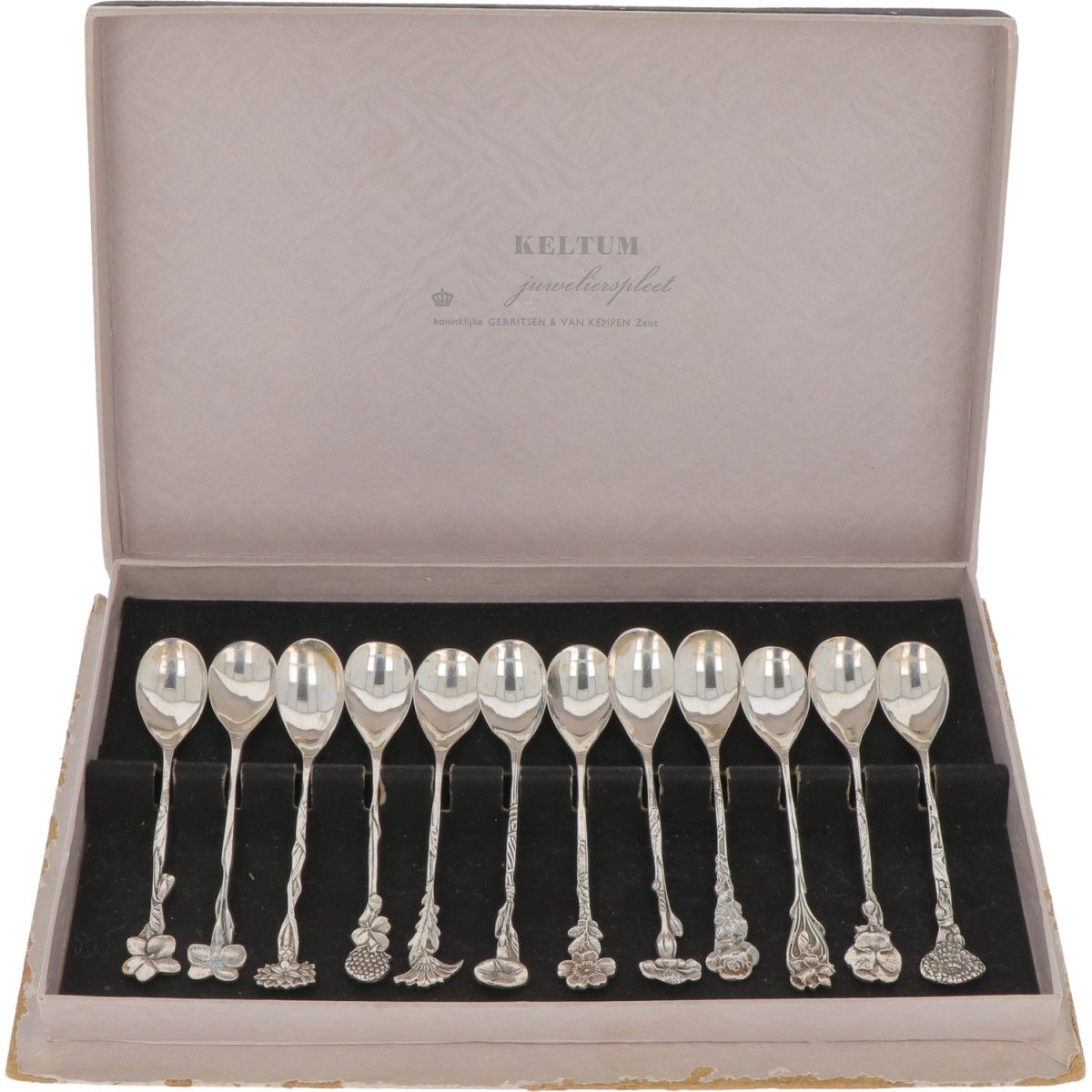 (12) piece set of silver flower teaspoons. Orné de 12 fleurs stylisées. Pays-Bas&hellip;