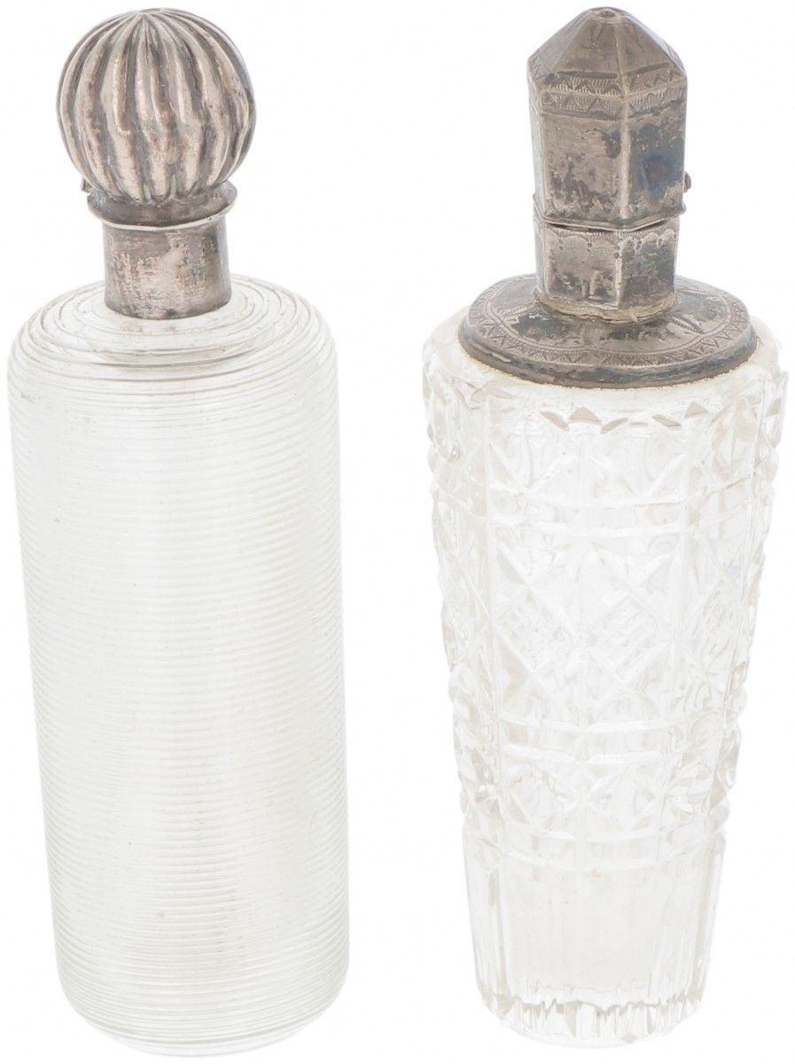 (2) piece lot of perfume bottles silver. 由钢丝玻璃和切割玻璃制成，都装有银色的盖子，1个有塞子。荷兰，20世纪初，印记&hellip;