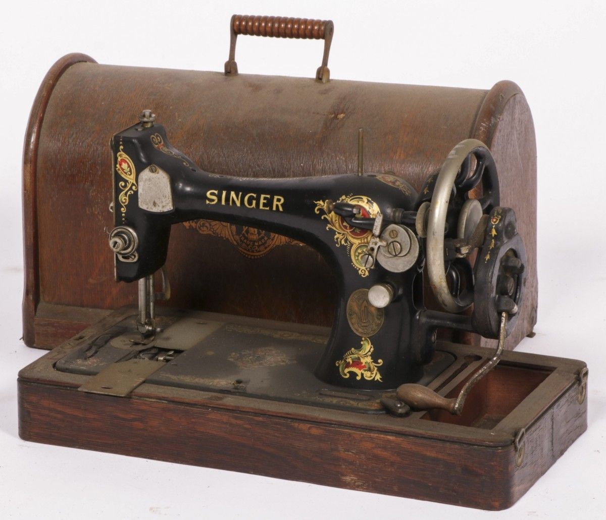 A cast iron Singer sewing machine in wooden casing, 20th century. 估计：10 - 20欧元。
